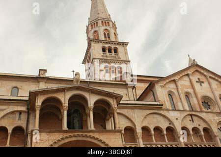 Modena, Italien 1. Januar 2025: Architektonische Details der Kathedrale von modena und ihres Glockenturms ghirlandina unter bewölktem Himmel Stockfoto