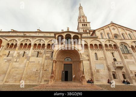 Modena, Italien 1. Januar 2025: Kathedrale von Modena mit romanischer und gotischer Architektur und ghirlandina-Glockenturm in der emilia romagna, italien Stockfoto