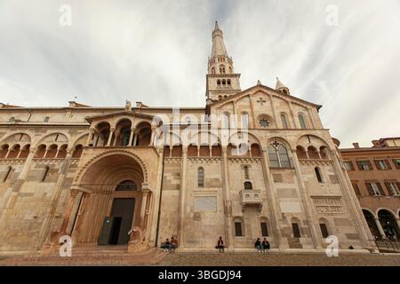 Modena, Italien 1. Januar 2025: Kathedrale von Modena. Auch bekannt als duomo di modena. Ein romanisches architektonisches Meisterwerk in modena. Italien Stockfoto
