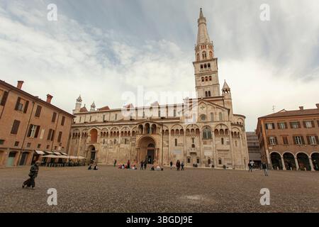 Modena, Italien 1. Januar 2025: Touristen besuchen und bewundern die Kathedrale von modena, oder duomo di modena, eine römisch-katholische Kathedrale in modena, italien Stockfoto