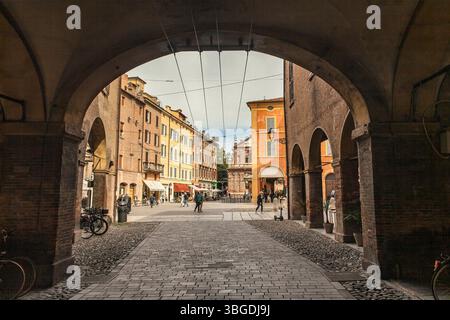 Modena, Italien 1. Januar 2025: Blick auf das Stadtzentrum von modena mit Touristen und Einheimischen, die unter Bögen in der emilia romagna, italien, spazieren gehen Stockfoto