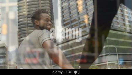 Bild von verschwommenem Verkehr über dem glücklichen afroamerikanerpaar, das auf der Straße läuft Stockfoto