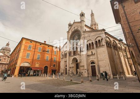 Modena, Italien 1. Januar 2025: Kathedrale von Modena. Oder duomo di modena. Eine römisch-katholische Kathedrale, die der Himmelfahrt der Jungfrau maria und sain gewidmet ist Stockfoto