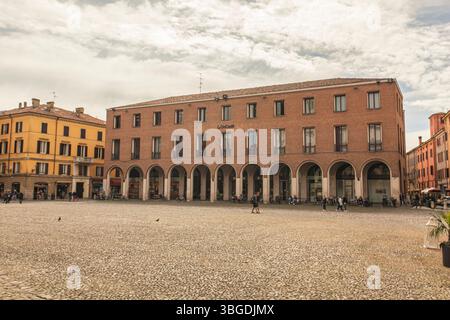 Modena, Italien 1. Januar 2025: Touristen wandern auf der piazza grande mit palazzo comunale im Hintergrund in modena, italien Stockfoto