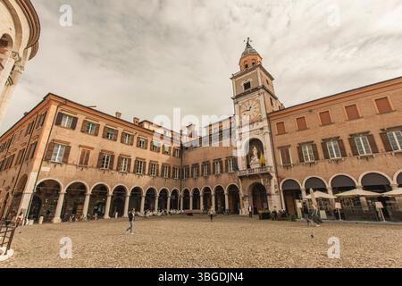 Modena, Italien 1. Januar 2025: Touristen wandern auf der piazza grande mit dem palazzo comunale und seinem Uhrenturm im Hintergrund, modena, italien Stockfoto