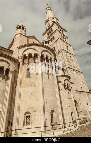 Modena, Italien 1. Januar 2025: Blick aus einem tiefen Winkel auf den imposanten ghirlandina-Turm und die Kathedrale von modena, die zum unesco-Weltkulturerbe gehört, unter einem Clou Stockfoto