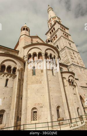 Modena, Italien 1. Januar 2025: Architektonische Details der Kathedrale von modena und des ghirlandina-Turms in modena, italien Stockfoto