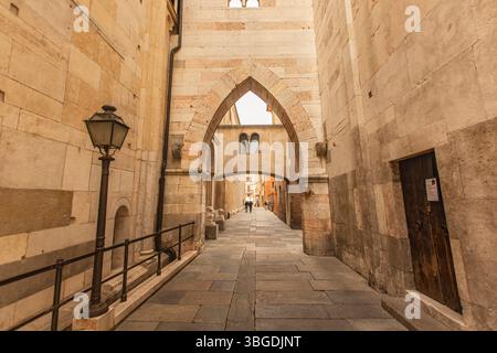 Modena, Italien 1. Januar 2025: Touristen gehen unter einem Bogen in modena, italien, um die historische Architektur der Stadt zu erkunden Stockfoto