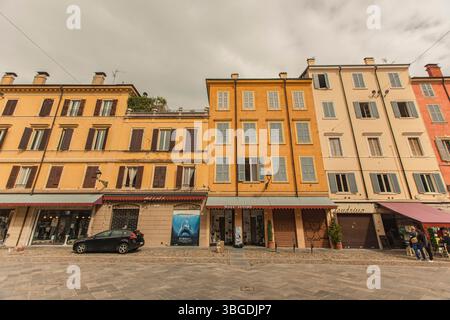 Modena, Italien 1. Januar 2025: Traditionelle italienische Architektur mit farbenfrohen Gebäuden und Geschäften entlang einer Straße in modena, italien, die eine charmante Atmosphäre schaffen Stockfoto