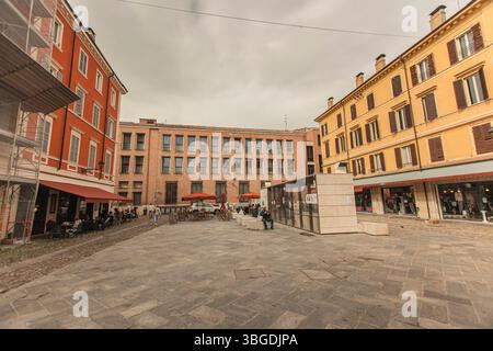 Modena, Italien 1. Januar 2025: Piazza san francesco in modena, italien, bietet ein Café im Freien, historische Gebäude und bewölkten Himmel Stockfoto