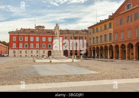 Modena, Italien 1. Januar 2025: Malerischer Blick auf die piazza roma mit der Statue des ciro menotti und farbenfrohen Gebäuden in der charmanten Stadt modena, emilia Stockfoto