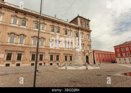 Modena, Italien 1. Januar 2025: Herzoglicher Palast, historisches Gebäude, in dem die Militärakademie untergebracht ist, und Denkmal für ciro menotti, Patriot und italienische politi Stockfoto