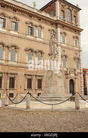 Modena, Italien 1. Januar 2025: Steinstatue des ciro menotti, italienischer Patriot, auf der piazza roma, vor dem herzoglichen Palast von modena Stockfoto