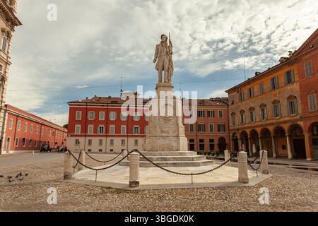 Modena, Italien 1. Januar 2025: Statue aus weißem Marmor des italienischen Patrioten ciro menotti mit einem Gewehr auf der piazza grande, modena, emilia romagna, Italien Stockfoto