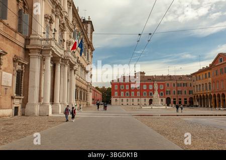 Modena, Italien 1. Januar 2025: Palazzo ducale und piazza roma mit Touristen zu Fuß an einem bewölkten Tag in modena, italien Stockfoto