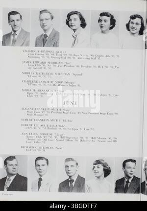 Das Jahrbuch der South High School 1951, The Lens, zeigt Schüler der South High School in Columbus, Ohio. Die 1895 gegründete South High hat die Gebäude mehrmals verlegt, angefangen bei der Ohio Avenue Elementary, dann der Columbus High School und schließlich 1900 an ihrem eigenen Standort in der 345 Deshler Avenue. Das heutige Gebäude an der 1160 Ann Street wurde 1924 eröffnet und 2007 wegen Umbauarbeiten geschlossen und 2009 wieder eröffnet. Das Barrett-Gebäude wurde 2013 endgültig geschlossen. Stockfoto