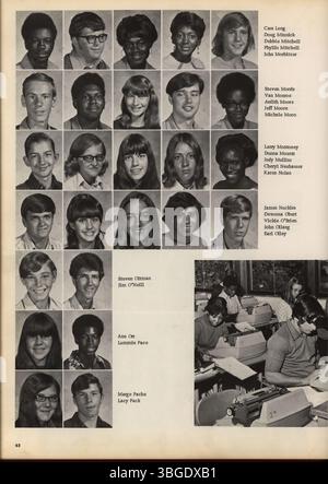 Das Jahrbuch „Diabolis“ der Marion Franklin High School 1972 zeigt wichtige Ereignisse und Erfahrungen aus dem Schuljahr 1971-1972 auf. Marion Franklin, in Columbus, Ohio, wurde 1953 als öffentliche Einrichtung für die Klassen 7 bis 12 eröffnet. Dieses Jahrbuch fängt das Wesen des Studentenlebens und die akademische Atmosphäre der Zeit ein. Stockfoto