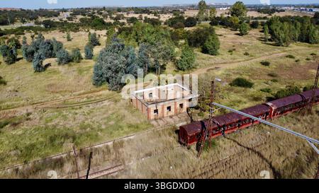 Verlassene Bahnhaltestelle und verlassene Kutsche in ländlicher Landschaft Stockfoto
