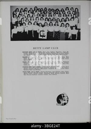 Das Jahrbuch 1942 der North High School mit dem Titel „The Memory Book“ beleuchtet die Geschichte der Schule. Die 1892 gegründete North High School befand sich ursprünglich an der 100 West 4th Avenue und wurde von dem Architekten Frank L. Packard im romanischen Revival-Stil entworfen. Das ursprüngliche Gebäude wurde 1924 ersetzt und die Schule wurde später auf die 100 East Arcadia Avenue in Clintonville verlegt. Die Schule wurde 1979 geschlossen und 2012 als Columbus International High School wieder eröffnet. Stockfoto