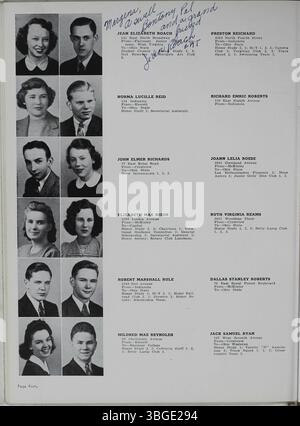 Das Jahrbuch der North High School 1942 mit dem Titel „The Memory Book“ spiegelt die Geschichte der Schule wider, einschließlich der Amtszeit des Schuldirektors Charles D. Everett, der ab 1893 über 35 Jahre lang diente. Die erste North High School wurde 1892-1893 in der 100 West 4th Avenue in Columbus, Ohio, gebaut. Das vom Architekten Frank L. Packard entworfene Gebäude war ein großes dreistöckiges Gebäude im romanischen Stil. 1924 wurde eine neue North High School an der East Arcadia Avenue eröffnet. Die Schule schloss 1979 aufgrund der abnehmenden Einschreibung, wurde aber 2012 als Columbus International High School wieder eröffnet. Stockfoto