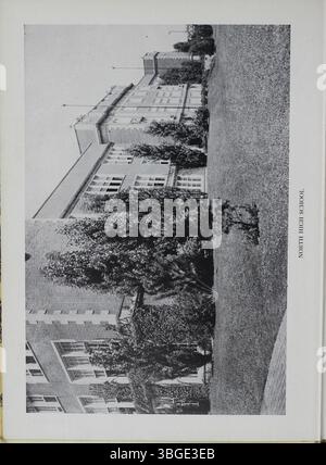 Das Memory Book 1953 dokumentiert die Geschichte der North High School in Columbus, Ohio. Die erste North High School wurde 1893 mit Charles D. Everett als Direktor gegründet. Das ursprüngliche Gebäude im romanischen Stil wurde 1924 ersetzt und die neue Schule befand sich an der 100 East Arcadia Avenue. Die Schule wurde 1979 geschlossen, aber 2012 als Columbus International High School wieder eröffnet. Stockfoto