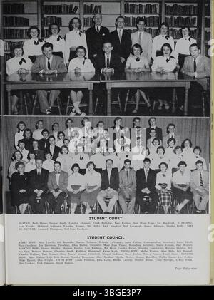 Das Memory Book Jahrbuch 1953 der North High School dokumentiert Charles D. Everetts Prinzipalamt, das 1893 begann und über 35 Jahre dauerte. Das ursprüngliche Schulgebäude an der 100 West 4th Avenue wurde von 1892 bis 1893 im romanischen Stil des Architekten Frank L. Packard erbaut. Dieses Gebäude wurde 1924 durch eine neue North High School an der 100 East Arcadia Avenue im Süden von Clintonville ersetzt. Es war Teil der Columbus Public Schools, später der Columbus City Schools. Die Schule schloss 1979 aufgrund der rückläufigen Einschreibung und wurde 2012 als Columbus International High School wieder eröffnet Stockfoto