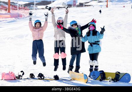 Peking, Chinas Autonome Region Xinjiang Uygur. Januar 2025. Touristen posieren für Fotos in einem Resort in Ürümqi, Nordwestchinas autonome Region Xinjiang Uygur, 27. Januar 2025. Quelle: Wang Fei/Xinhua/Alamy Live News Stockfoto