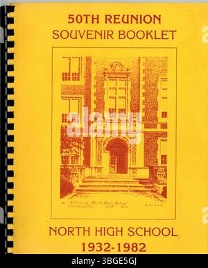 Das Heft 1982 erinnert an das 50. Wiedersehen der North High School Class von 1932 mit Bildern und Briefen der Klassenkameraden. Charles D. Everett, der erste Direktor der North High School, diente ab 1893 über 35 Jahre. Das erste Gebäude, das von Frank L. Packard entworfen wurde, wurde 1892-93 an der 100 West 4th Avenue errichtet. Das neue Gebäude wurde 1924 ersetzt und wurde an der 100 East Arcadia Avenue eröffnet, 1979 geschlossen und 2012 als Columbus International High School wieder eröffnet. Stockfoto