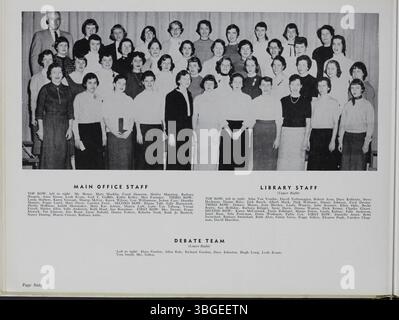 Diese Seite aus dem Jahrbuch „Memory Book“ von 1957 behandelt die frühen Jahre der North High School, einschließlich ihrer Gründung im Jahr 1893 unter dem Principal Charles D. Everett und ihrer Architektur im romanischen Revival-Stil. Die Schule zog 1924 in ein neues Gebäude an der East Arcadia Avenue um und wurde 2012 als Columbus International High School umfunktioniert. Stockfoto