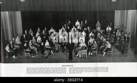 Diese Seite aus dem Jahrbuch der North High School, „Memory Book“ (1957), enthält wichtige historische Informationen über das ursprüngliche Gebäude. Das erste Gebäude der North High School wurde von Frank L. Packard entworfen und zwischen 1892 und 2003 gebaut. Das ursprüngliche Gebäude an der 100 West 4th Avenue wurde 1924 durch ein neues Gebäude an der 100 East Arcadia Avenue ersetzt. Die Schule wurde 1979 geschlossen, aber 2012 wieder als Columbus International High School eröffnet. Stockfoto