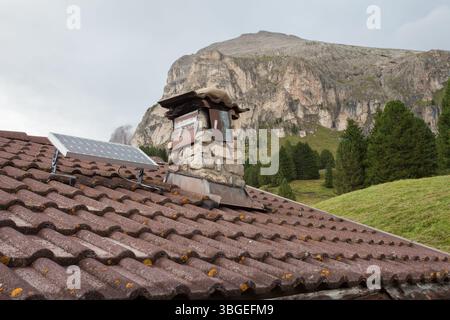 Kleine Photovoltaikplatte auf dem Dach einer Schutzhütte im Dolomitengebiet Stockfoto