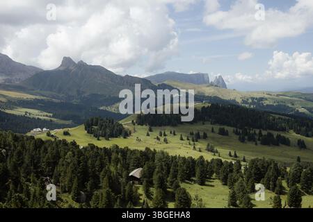 Die weiten Wiesen auf der Nordseite des Schlernberges in den Dolomiten Stockfoto