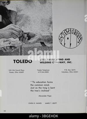 Das Jahrbuch 1970 der North High School mit dem Titel Memory Book reflektiert die Geschichte der Schule, von der Gründung an der 100 West 4th Avenue im Jahr 1892 bis zum neuen Schulgebäude im Jahr 1924. Die Seite zeigt wichtige historische Momente, wie die Schließung der Schule 1979 und die Wiedereröffnung 2012 als Columbus International High School. Stockfoto