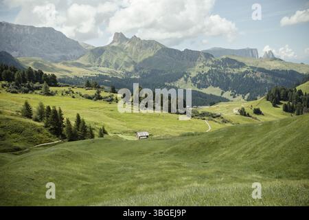 Die weiten Wiesen auf der Nordseite des Schlernberges in den Dolomiten Stockfoto