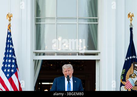 Washington, Vereinigte Staaten Von Amerika. Juni 2025. US-Präsident Donald Trump spricht am Mittwoch, den 4. Juni, während einer Sommersoiree auf dem Südrasen des Weißen Hauses in Washington, DC, USA. 2025. Trump und republikanische Senatoren diskutierten Möglichkeiten, die Obergrenze für staatliche und lokale Steuerabzüge von 40.000 Dollar in der Version des Gesetzes zur Steuersenkung des Präsidenten im Repräsentantenhaus zu reduzieren, sagte John Thune, der Mehrheitsführer des Senats. Fotograf: Eric Lee/Pool/SIPA USA Credit: SIPA USA/Alamy Live News Stockfoto