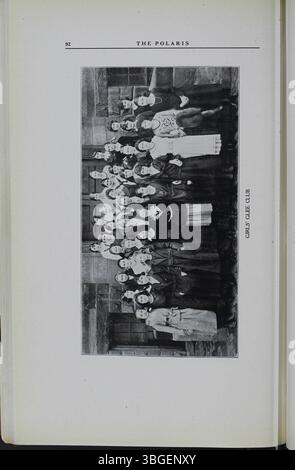 Die Ausgabe des Jahrbuchs der North High School 1920, The Polaris Annual, dokumentiert die frühen Jahre der Schule. Direktor Charles D. Everett führte ab 1893 an. Das 1893 eröffnete Schulgebäude war mit einer romanischen Architektur von Frank L. Packard ausgestattet. Sie wurde 1924 durch eine Einrichtung an der East Arcadia Avenue, heute Columbus International High School, ersetzt. Stockfoto