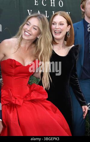 New York, NY, USA. Juni 2025. Sydney Sweeney und Julianne Moore bei der New Yorker Premiere des Apple Original Films Echo Valley am AMC Lincoln Square 13 am 4. Juni 2025 in New York City. Quelle: Rw/Media Punch/Alamy Live News Stockfoto