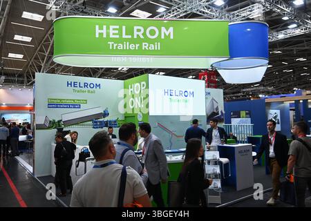 Messe München. Die Transportlogistik ist die weltweit größte Fachmesse für Logistik, Mobilität, IT und Supply Chain Management. Foto: Messestand von Helrom Trailer Rail. Helrom transportiert kranbare und nicht-kranbare LKW-Trailer auf der Schiene *** die Messe München Transport Logistic ist die weltweit größte Fachmesse für Logistik, Mobilität, IT und Supply Chain Management Foto von Helrom Trailer Rail Stand Helrom transportiert kranbare und nicht-kranbare Lkw-Trailer per Bahn Stockfoto