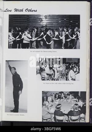 Das Reynolian Jahrbuch 1966 der Reynoldsburg High School enthält eine Geschichte der lokalen Bildung, beginnend mit einer Blockhüttenschule im Jahr 1819. 1858 wurde ein zweistöckiges Backsteingebäude fertiggestellt. Die Reynoldsburg Union Academy wurde 1868 gegründet und absolvierte ihre erste Klasse 1871. Das Gebäude wurde 1925 umgebaut und ist heute die Hannah J. Ashton Middle School. Das erste reynolische Jahrbuch erschien 1943. Stockfoto