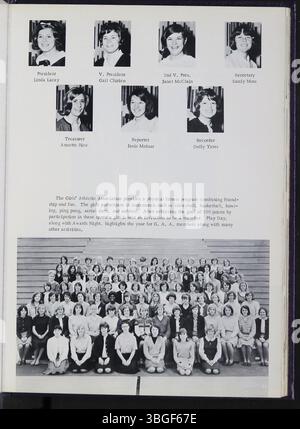 Das Reynolian Jahrbuch 1966 der Reynoldsburg High School beleuchtet die Geschichte der Bildung in Truro Township, beginnend mit einer Blockhütte im Jahr 1819. 1858 wurde eine zweistöckige Backsteinschule in der Jackson Street und am Broadwyn Drive gebaut. Die 1868 gegründete Reynoldsburg Union Academy schloss 1871 ihre erste Klasse von sechs Studenten ab. Das Gebäude wurde 1925 erweitert. Die Schule ist heute Hannah J. Ashton Middle School. Die Reynoldsburg High School hat zwei Standorte. Stockfoto