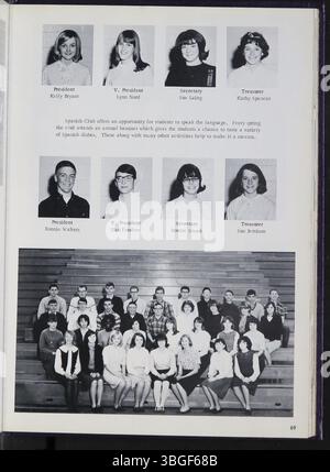 Das Reynolian Jahrbuch von 1966 zeigt die historische Entwicklung der Reynoldsburg High School, beginnend mit der Blockhüttenschule von 1819 in Truro Township. Die Schule wurde im Laufe der Jahre mit dem zweistöckigen Backsteinbau von 1858 und der Gründung der Reynoldsburg Union Academy im Jahr 1868 erweitert. Das Gebäude wurde 1925 renoviert und beherbergt heute die Hannah J. Ashton Middle School. Der Distrikt betreibt heute zwei Highschool-Campus. Stockfoto
