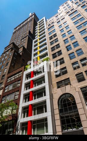 Auf der Nordseite der E. 44th Street befindet sich die Nummer 5, eine Wohnanlage mit farbenfrohen Streifen in New York City, USA 2025 Stockfoto