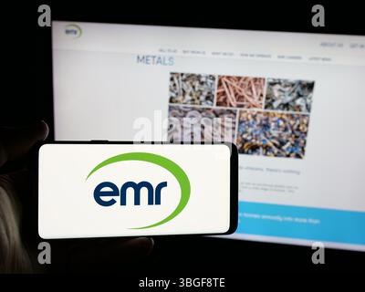 Stuttgart, Deutschland - 03.04.2025: Person, die ein Smartphone mit dem Logo des britischen Unternehmens European Metal Recycling Limited auf dem Bildschirm hält Stockfoto