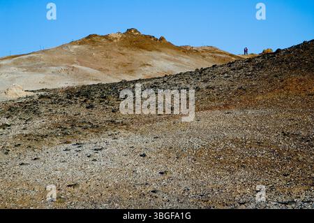 Namaskard in Island - geothermisches Gebiet an einem sonnigen Tag. Fumarolen, dampfende heiße Quellen, sprudelnde Schlammtöpfe und der unverwechselbare Schwefelduft. Stockfoto