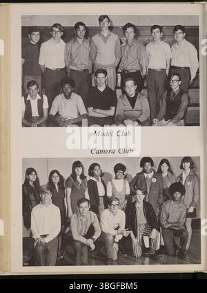 Das Diabolis Jahrbuch 1971 der Marion Franklin High School erinnert an die Eröffnung der Schule im Jahr 1953 in der 1265 Koebel Road in Columbus, Ohio. Die Schule, Teil des Marion Township School District, wurde am 20. November 1953 eingeweiht und diente zunächst den Klassen 7 bis 12. Stockfoto