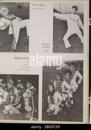 Seite aus dem Diabolis Jahrbuch 1971 der Marion Franklin High School mit Bildern und Informationen über die Eröffnung der Schule im Jahr 1953 in der 1265 Koebel Road, Columbus, Ohio. Die Schule wurde am 20. November 1953 eingeweiht und bot ursprünglich die Klassen 7 bis 12 an. Stockfoto