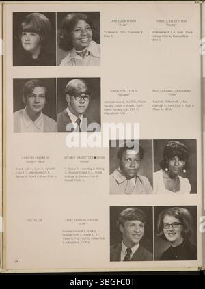 Das Jahrbuch Diabolis von der Marion Franklin High School 1971 beleuchtet wichtige Meilensteine und Veranstaltungen in der Schule. Die Schule in der 1265 Koebel Road in Columbus, Ohio, wurde am 4. September 1953 eröffnet und am 20. November 1953 eingeweiht. Das Jahrbuch enthält Fotos von Schülern, Aktivitäten und historische Schulveranstaltungen. Stockfoto