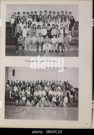 Diese Seite aus dem Jahrbuch der Marion Franklin High School 1971, Diabolis, fasst die wichtigsten Momente aus den frühen Jahren der Schule zusammen. Marion Franklin wurde am 4. September 1953 eröffnet und war Teil des Marion Township School District. Die Einweihung der Schule fand am 20. November 1953 statt. Sie diente in den Klassen 7 bis 12 und spiegelt das Studentenleben in dieser Zeit wider. Stockfoto