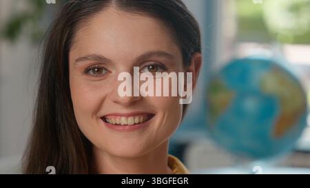 Lächelnde Frau Porträt drinnen kaukasisches Mädchen, das in die Kamera schaut weibliche High School Schüler Lehrer Lerner studiert in der Uni College glücklich Stockfoto