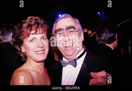 Gäste bei einer Feier im Europa-Park Rust, um 1996: Theo Waigel, CSU Politiker, Bundesfinanzminister, mit Ehefrau Irene Epple, ehemalige Skirennläuferin und Ärztin. Stockfoto